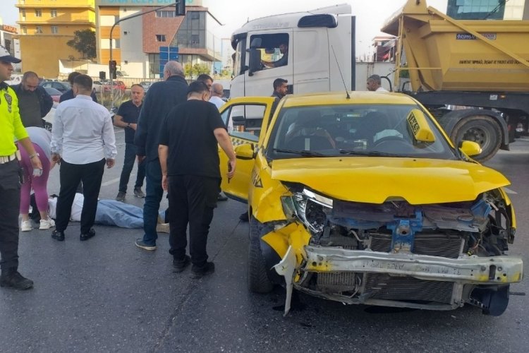 İstanbul'da ticari taksi ile otomobilin &ccedil;arpıştı! 1 yaralı
