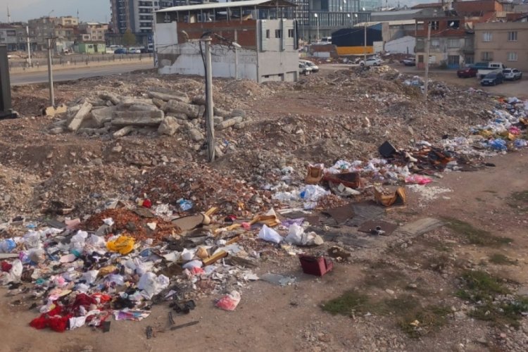 Bursa'da kaldırılmayan molozlar vatandaşın sağlığını tehdit ediyor