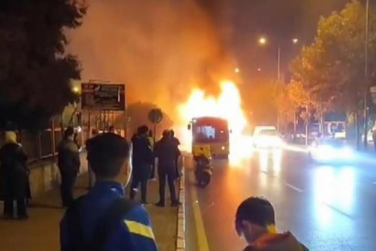 İstanbul'da seyir halindeki İETT otob&uuml;s&uuml; alev aldı