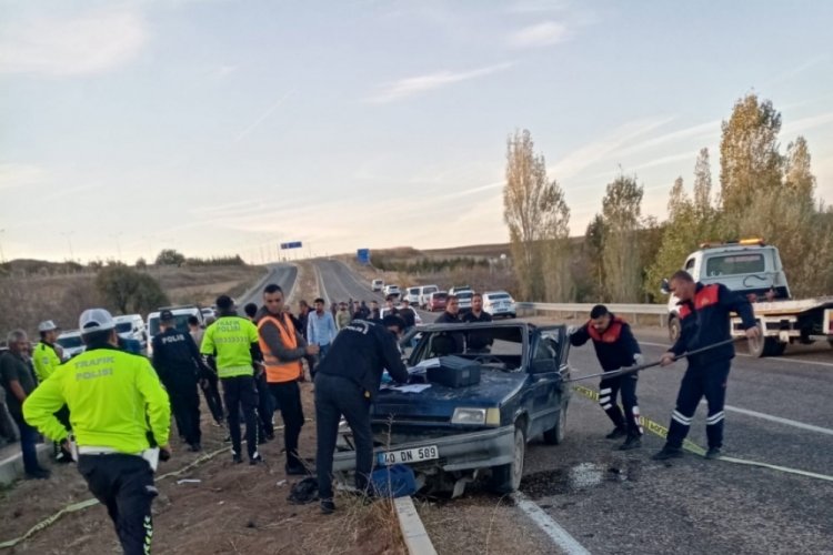 Kırşehir'de kontrolden &ccedil;ıkan otomobil ref&uuml;je &ccedil;arptı