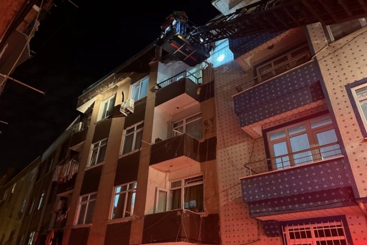 İstanbul'da 3 katlı binanın terası &ccedil;&ouml;kt&uuml;!