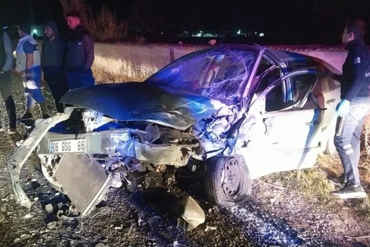 &Ccedil;orum'da ticari ara&ccedil; ile otomobil kafa kafaya &ccedil;arpıştı!
