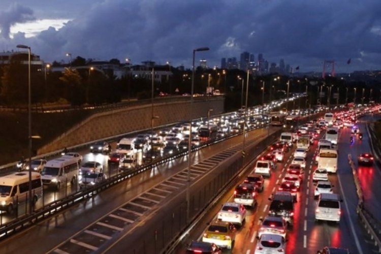 İstanbul trafiğinde sağanak etkisi: Yoğunluk y&uuml;zde 80'e geldi