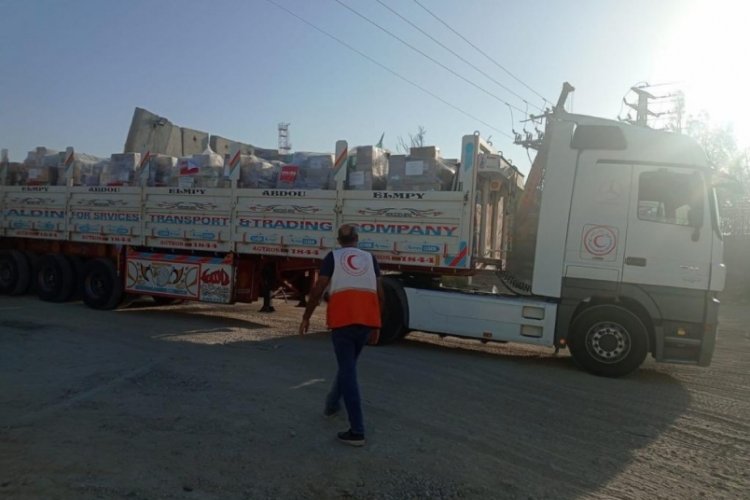 Filistin Kızılayı, insani yardım y&uuml;kl&uuml; 106 kamyonu daha teslim aldı