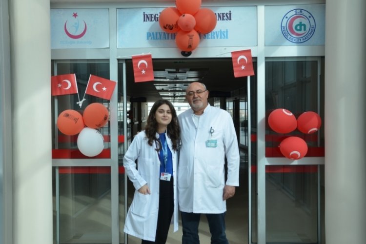 Bursa'da aynı hastanede çalışan baba ve kızı birlikte şifa dağıtıyor