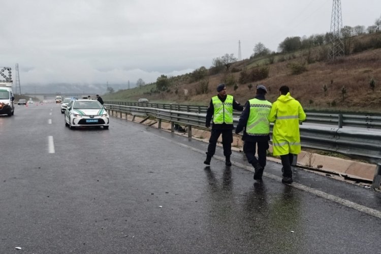 Kocaeli'de minib&uuml;s, kayan otomobile &ccedil;arptı; 5 yaralı