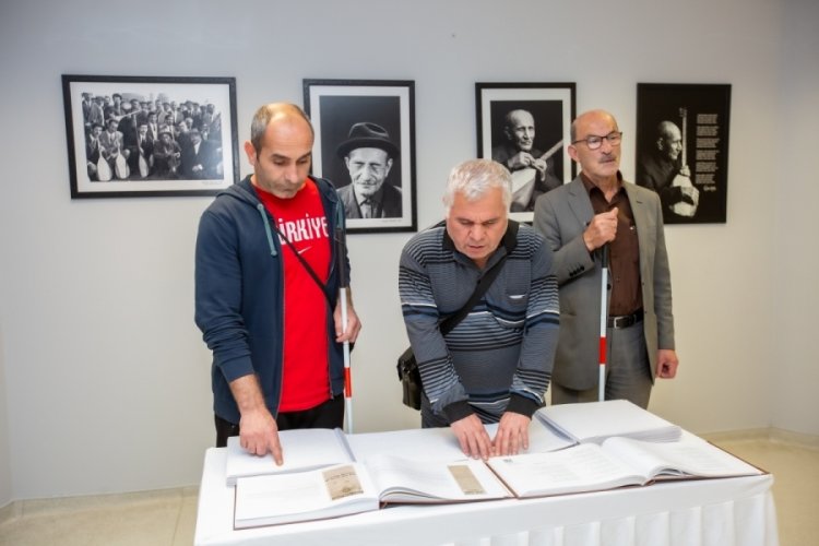 Bursa'da g&ouml;rme engelli vatandaşlar, g&ouml;remedikleri fotoğrafları, dokunarak anladı
