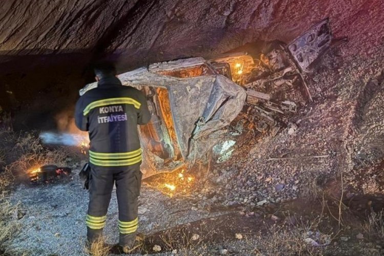 Konya'da otomobil tıra &ccedil;arptı! 2 &ouml;l&uuml;