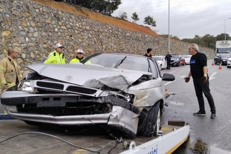 İstanbul'da otomobil istinat duvarına &ccedil;arparak durabildi!