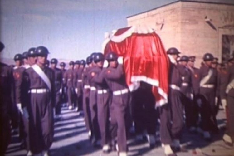 Atat&uuml;rk'&uuml;n naaşının Anıtkabir'e naklinin renkli g&ouml;r&uuml;nt&uuml;leri ortaya &ccedil;ıktı