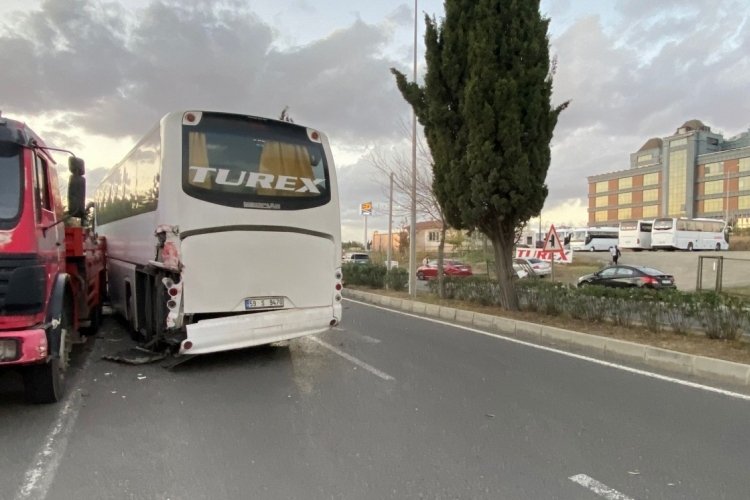 Tekirdağ'da freni boşalan otob&uuml;s &ouml;nce otomobile sonra da vince &ccedil;arptı