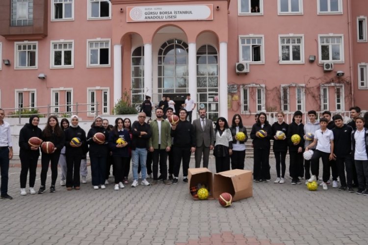 Bursa'da Başkan Işık, okullara spor malzemeleri dağıtıyor