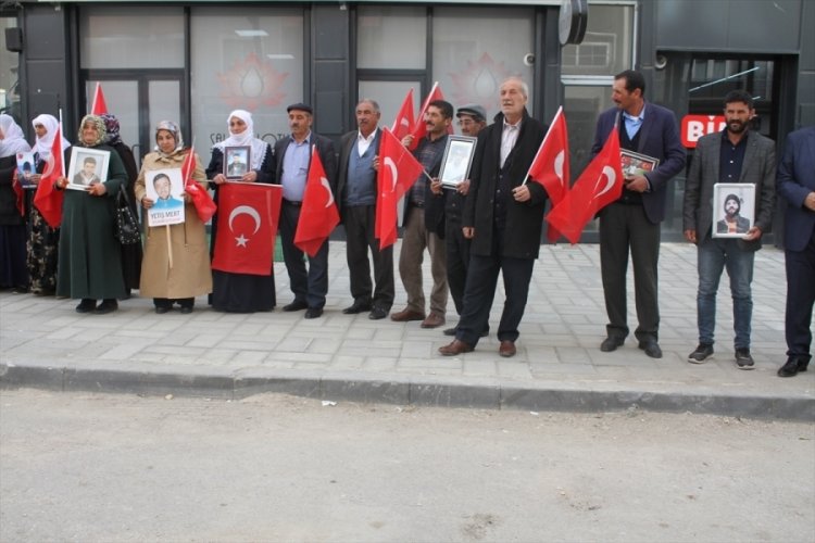 Vanlı aileler HDP İl Başkanlığı &ouml;n&uuml;ndeki eylemlerini s&uuml;rd&uuml;rd&uuml;