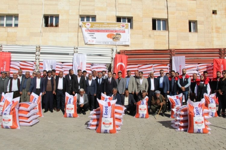 Şırnak'ta 765 &ccedil;ift&ccedil;iye 304 ton sertifikalı tohum dağıtıldı
