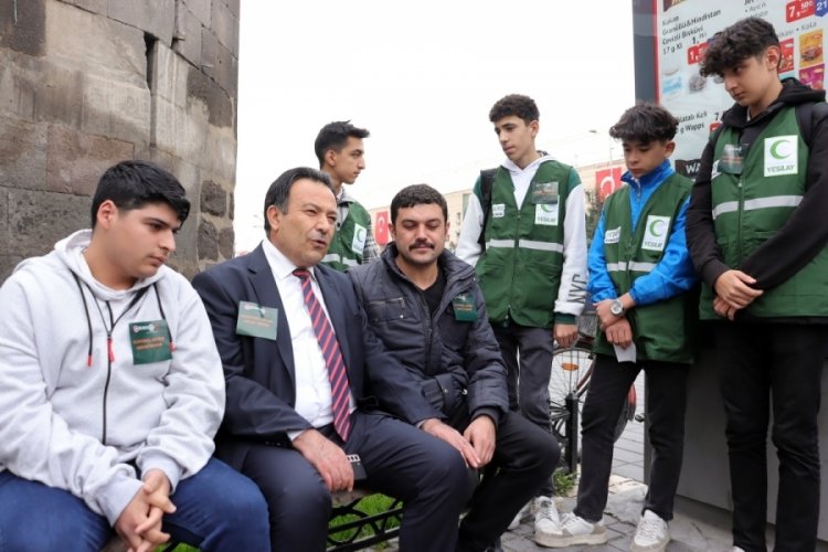 Kayseri'de cadde cadde gezip bağımlılıkla m&uuml;cadeleyi anlattılar
