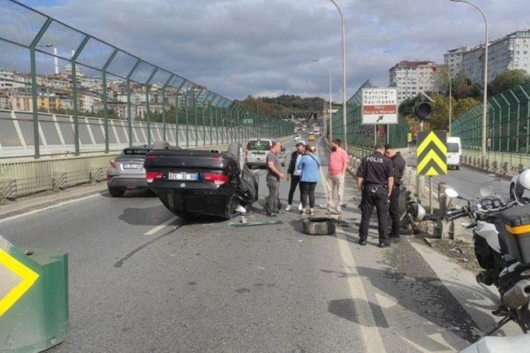 İstanbul'da Hali&ccedil; K&ouml;pr&uuml;s&uuml;'nde meydana gelen trafik kazası trafiği fel&ccedil; etti