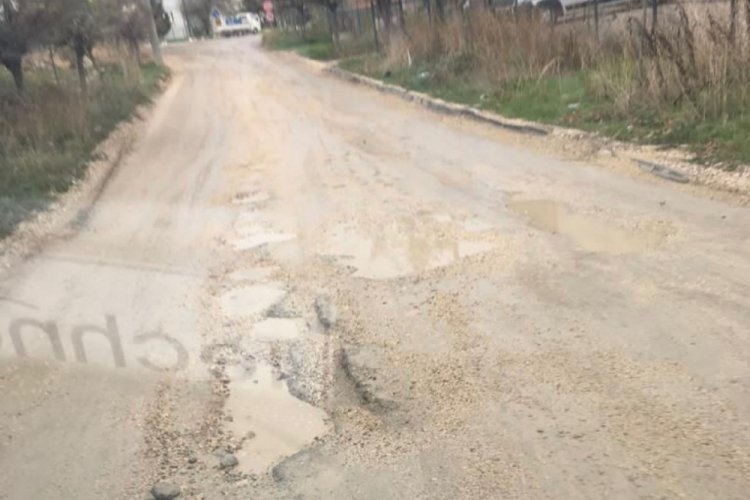 Bursa Kayapa Organize Sanayi B&ouml;lgesi'nde o yol bir yıldır yapılmadı! Servis şof&ouml;r&uuml; isyan etti