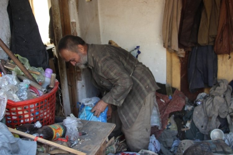 Aydın'da milyoner adam t&uuml;m evlerini &ccedil;&ouml;ple doldurmuş