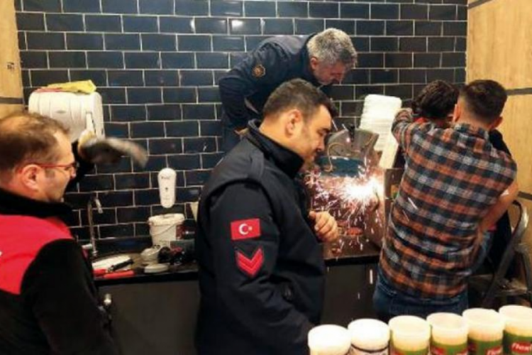 Sivas'ta 20 yaşındaki gen&ccedil; kolunu kıyma makinesine kaptırdı!