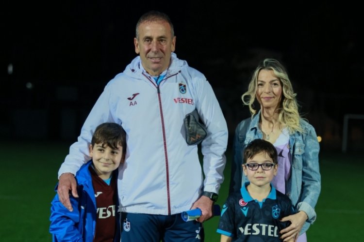 Trabzonspor, Bursa'da biber gazı saldırısına uğrayan &ccedil;ocuğu ağırladı