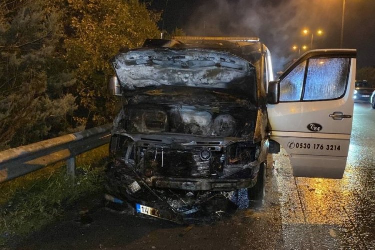 Kocaeli'de seyir halindeki ara&ccedil; alev aldı