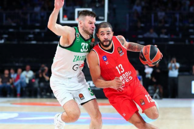 Anadolu Efes, EuroLeague'de 3. galibiyetini aldı