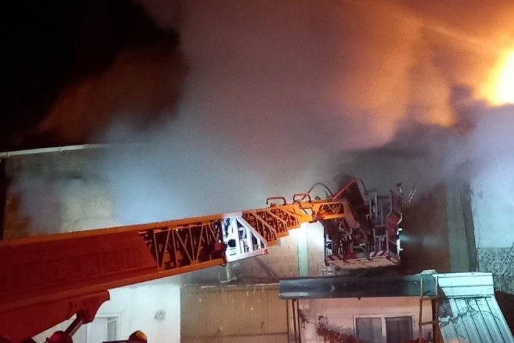 Bursa'da korkutan yangın! Ev ve samanlık k&uuml;le d&ouml;nd&uuml;