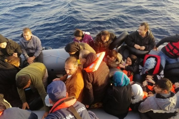 İzmir a&ccedil;ıklarında 132 d&uuml;zensiz g&ouml;&ccedil;men kurtarıldı