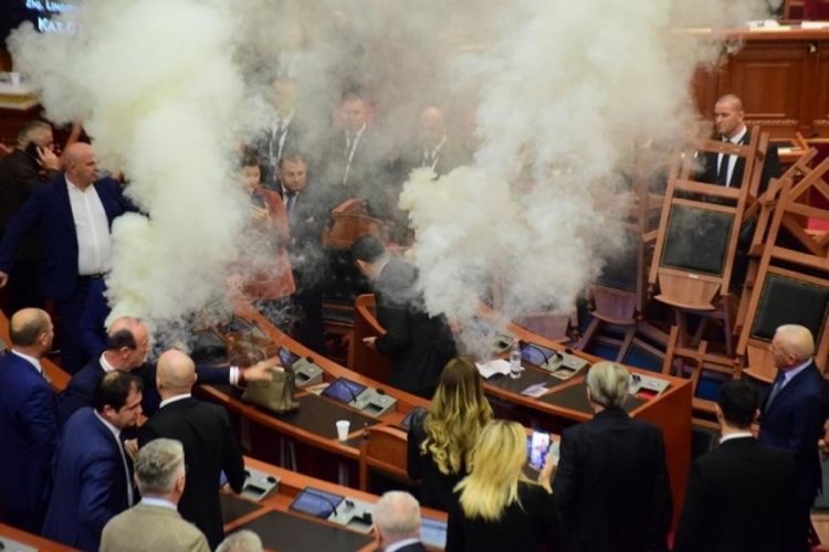 Arnavutluk'ta muhalif vekiller sis bombaları attı!
