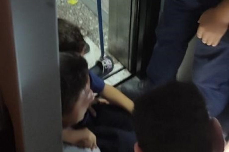 Hatay'da asans&ouml;re sıkışan &ccedil;ocuk itfaiye tarafından kurtarıldı