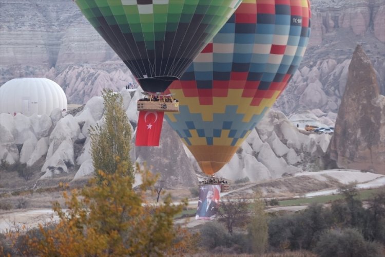 Kapadokya'da balonlar T&uuml;rk bayrağı ve Atat&uuml;rk posteriyle u&ccedil;tu