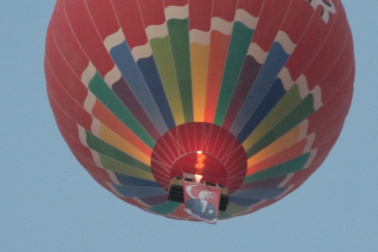 Nevşehir'de sıcak hava balonları, Atat&uuml;rk posterleri ve T&uuml;rk bayraklarıyla havalandı