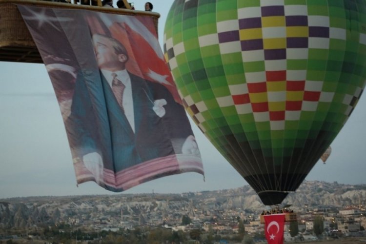 Kapadokya'da balonlar T&uuml;rk bayrakları ve Atat&uuml;rk posteri ile u&ccedil;tu