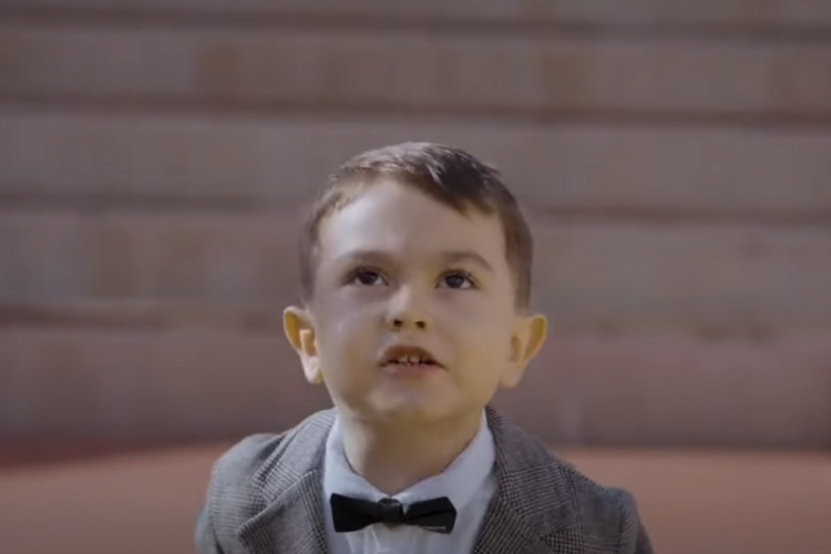Andımızı okuyan 4 bu&ccedil;uk yaşındaki &ccedil;ocuk bu sefer de reklam filminde