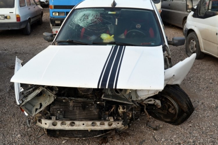 Aksaray'da aile faciası! Lastik patlayan otomobil bariyerlere &ccedil;arptı, 6 kişi yaralandı
