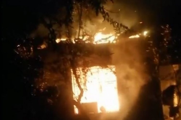 Antalya'da gecekondu, &ccedil;ıkan yangında alev topuna d&ouml;nd&uuml;