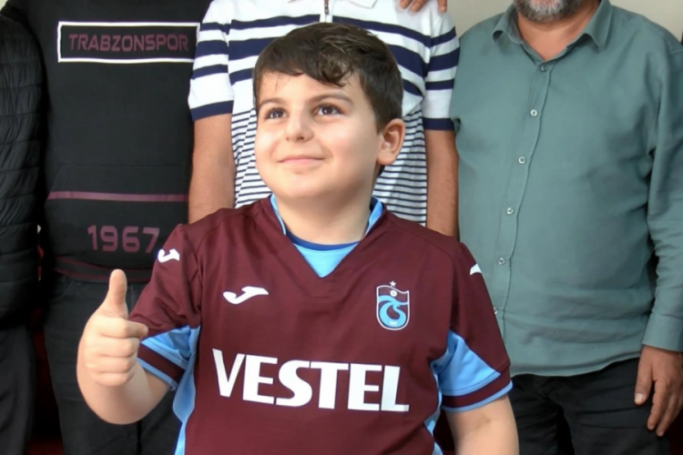 Trabzonspor formalı &ccedil;ocuğun y&uuml;z&uuml;ne biber gazı sıkan sanığa hapis istemi
