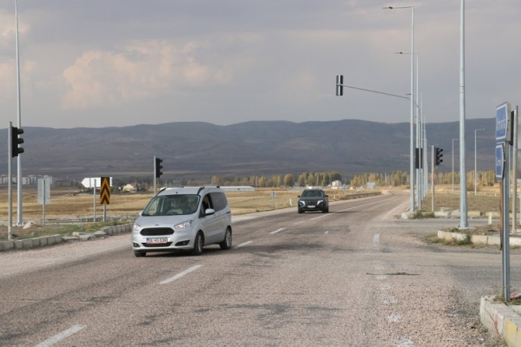 Onlarca kişinin &ouml;l&uuml;m&uuml;ne neden olan '&ouml;l&uuml;m kavşağı' ışıklandırıldı