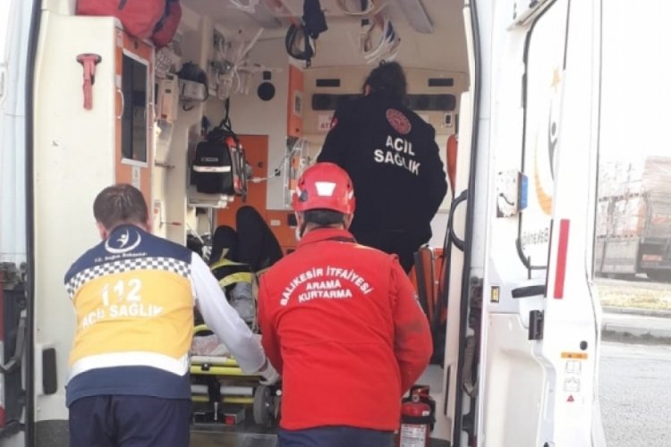 Balıkesir'de otomobille motosikletin &ccedil;arpıştığı kazada 2 kişi yaralandı