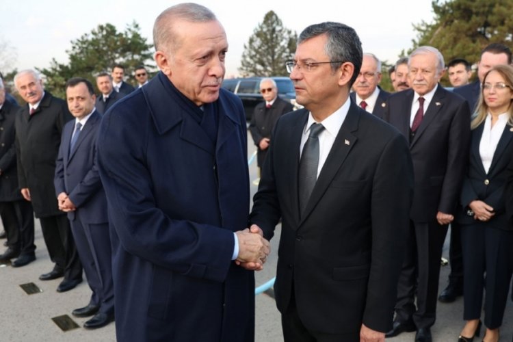 Cumhurbaşkanı Erdoğan ve &Ouml;zg&uuml;r &Ouml;zel, t&ouml;ren &ouml;ncesinde tokalaştı:  Ata'nın huzurunda siyasi rekabet olmaz