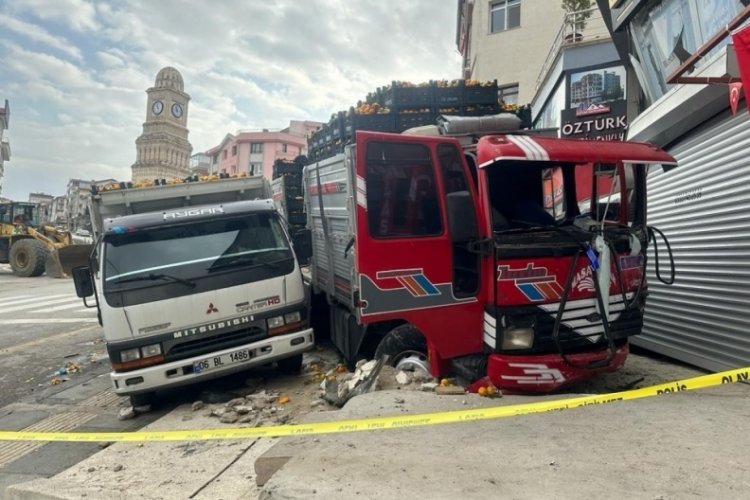 Ankara'da kamyon, hafif ticari aracı &ouml;n&uuml;nde s&uuml;r&uuml;kledi!