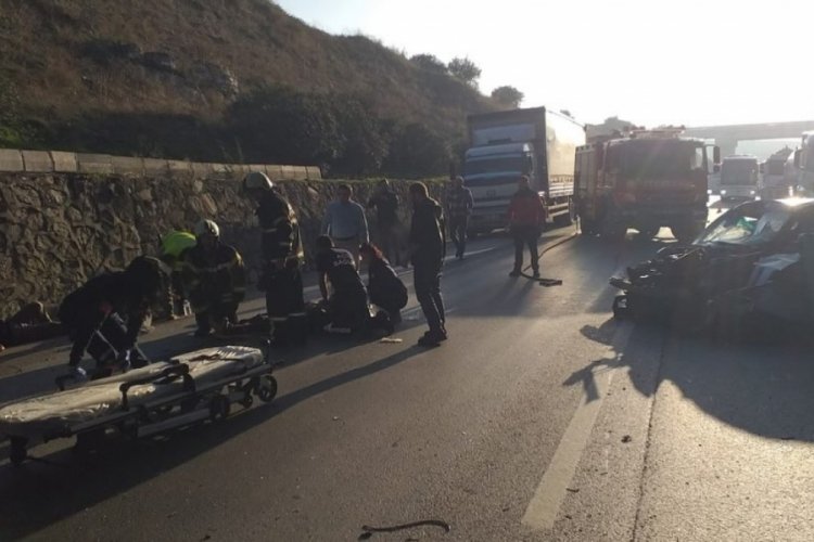 Kocaeli'de otomobil, TIR'a &ccedil;arptı: 1'i ağır 3 yaralı