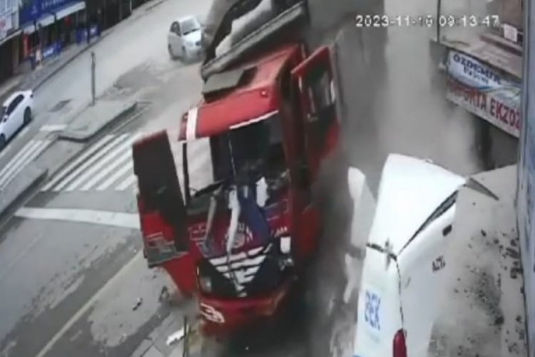 Ankara'da freni boşalan kamyonun mağazaya girdiği kaza kamerada