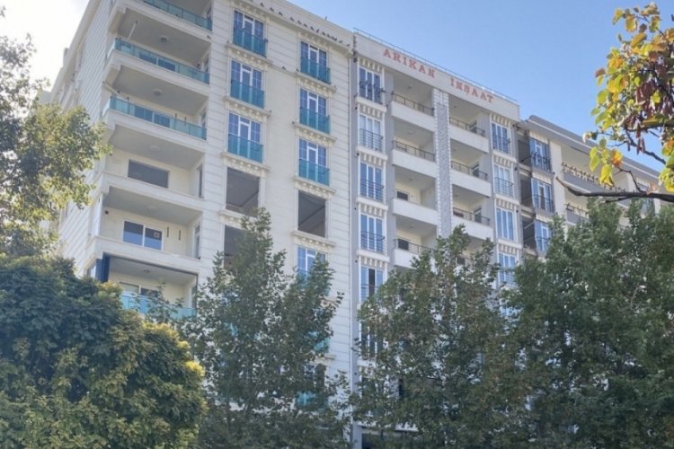 Adıyaman'da ağır hasarlı binadan hafif hasarlı binaya ge&ccedil;erek her şeyi &ccedil;aldılar