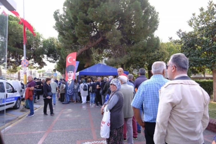 Aydın'da Atat&uuml;rk i&ccedil;in pilav dağıtıldı