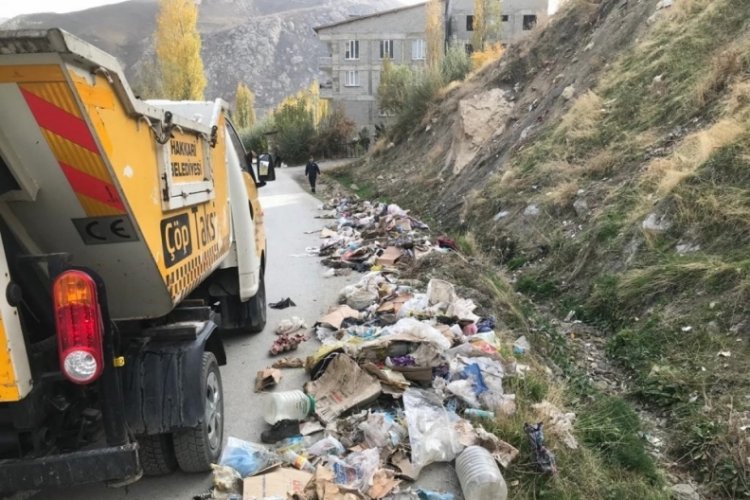 Hakkari'de belediye personeli 350 kilo &ccedil;&ouml;p topladı