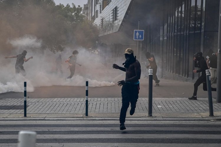 Fransa'nın Lyon kentinde liseye havai fişekli saldırı