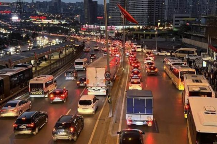 İstanbul'da trafik yoğunluğu y&uuml;zde 83'e kadar &ccedil;ıktı