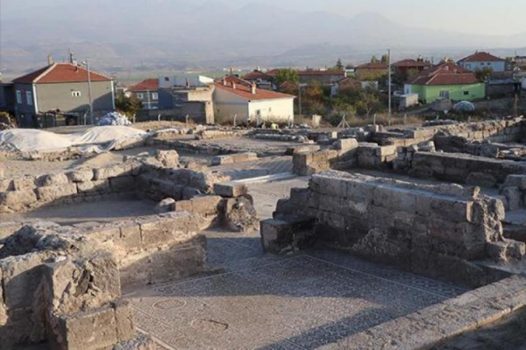 Kayseri'de mozaik kazı &ccedil;alışmasında alan her ge&ccedil;en g&uuml;n b&uuml;y&uuml;yor