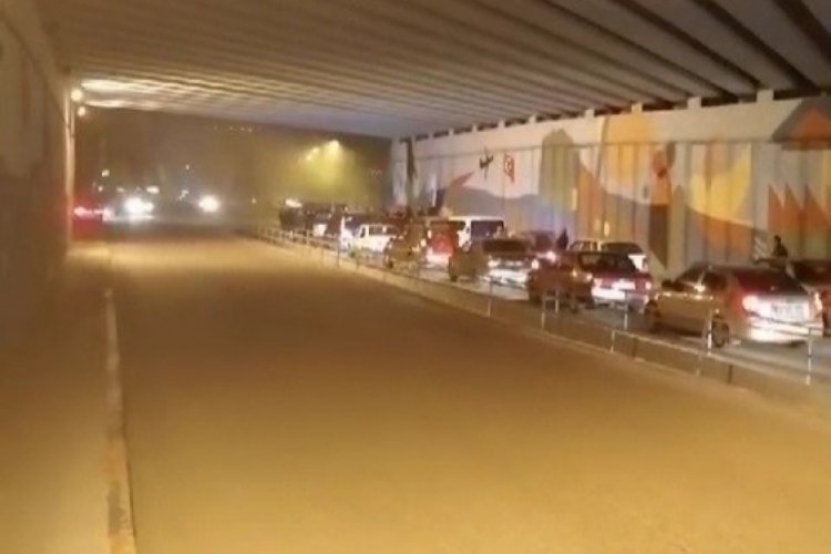 Karab&uuml;k'te asker uğurlama konvoyunda yolu kapatıp, havaya ateş a&ccedil;tılar